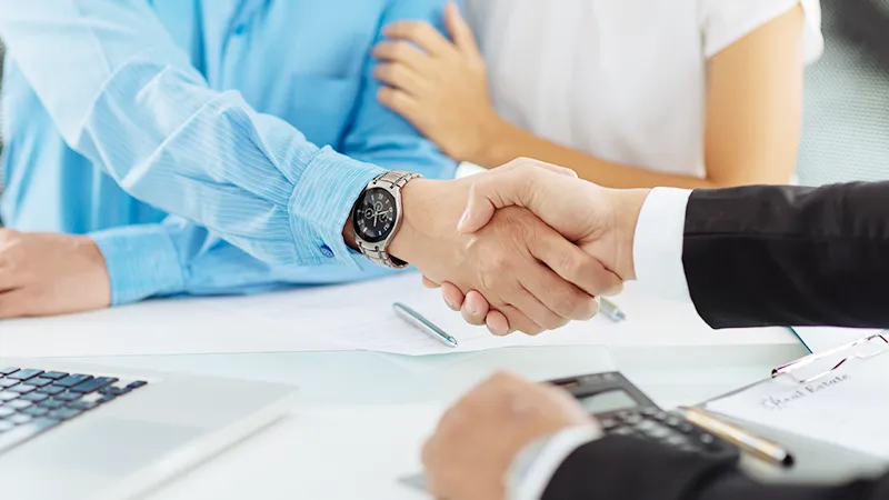 estate agent and his client shaking hands